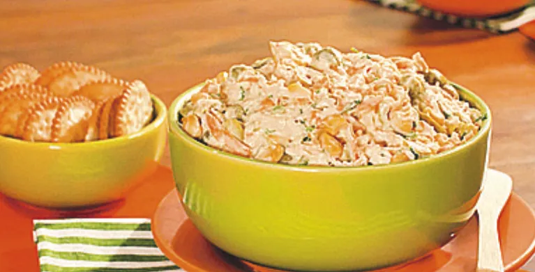 Patê de frango cremoso servido em tigela acompanhado de bolachas