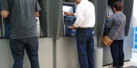 Caixas eletrônicos: cuidados com o uso evitam cair em golpes