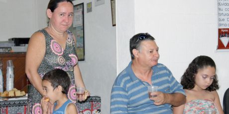 Café da manhã orienta sobre a catarata