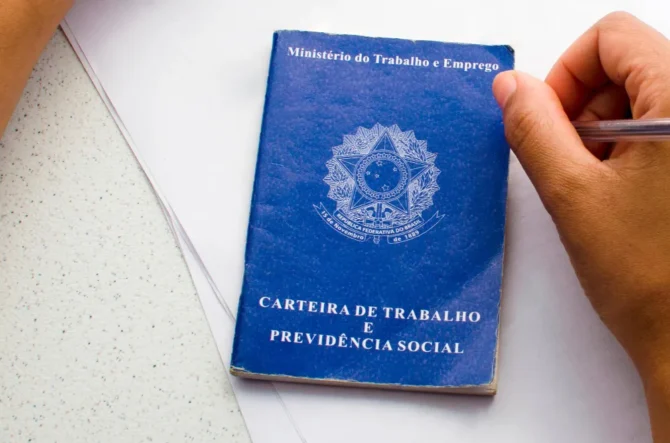 Taxa de Desemprego cai para 5,6% em 2025: Menor Nível Histórico desde 2012, Revela IBGE