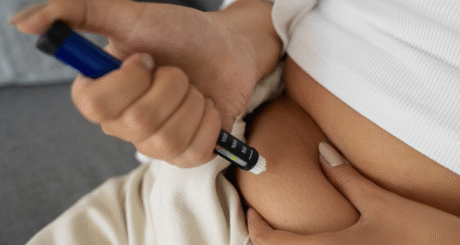 Uso de canetas emagrecedoras por idosos requer cuidados